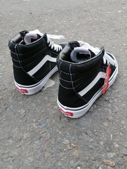 TENIS BOTA CLÁSICOS DE LONA Y GAMUZA NEGROS SK8-HI VANS