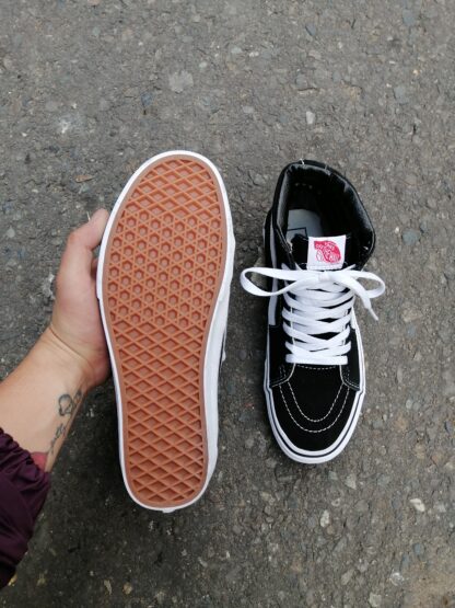 TENIS BOTA CLÁSICOS DE LONA Y GAMUZA NEGROS SK8-HI VANS