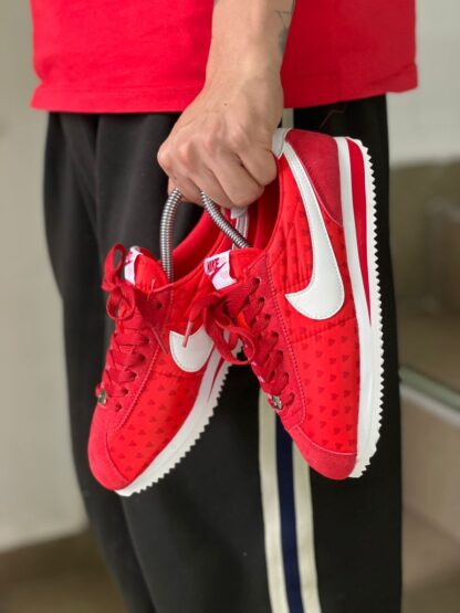 Nike Cortez San Valentín Roja - Image 4